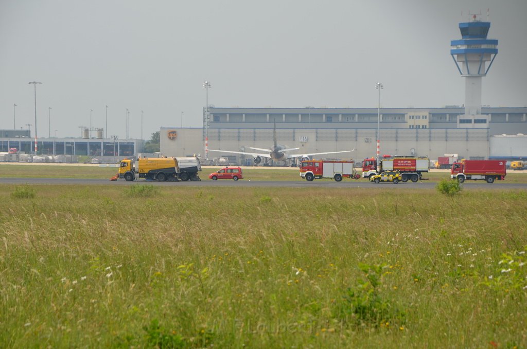Startabruch Flugzeug Koeln Bonner Flughafen P494.JPG